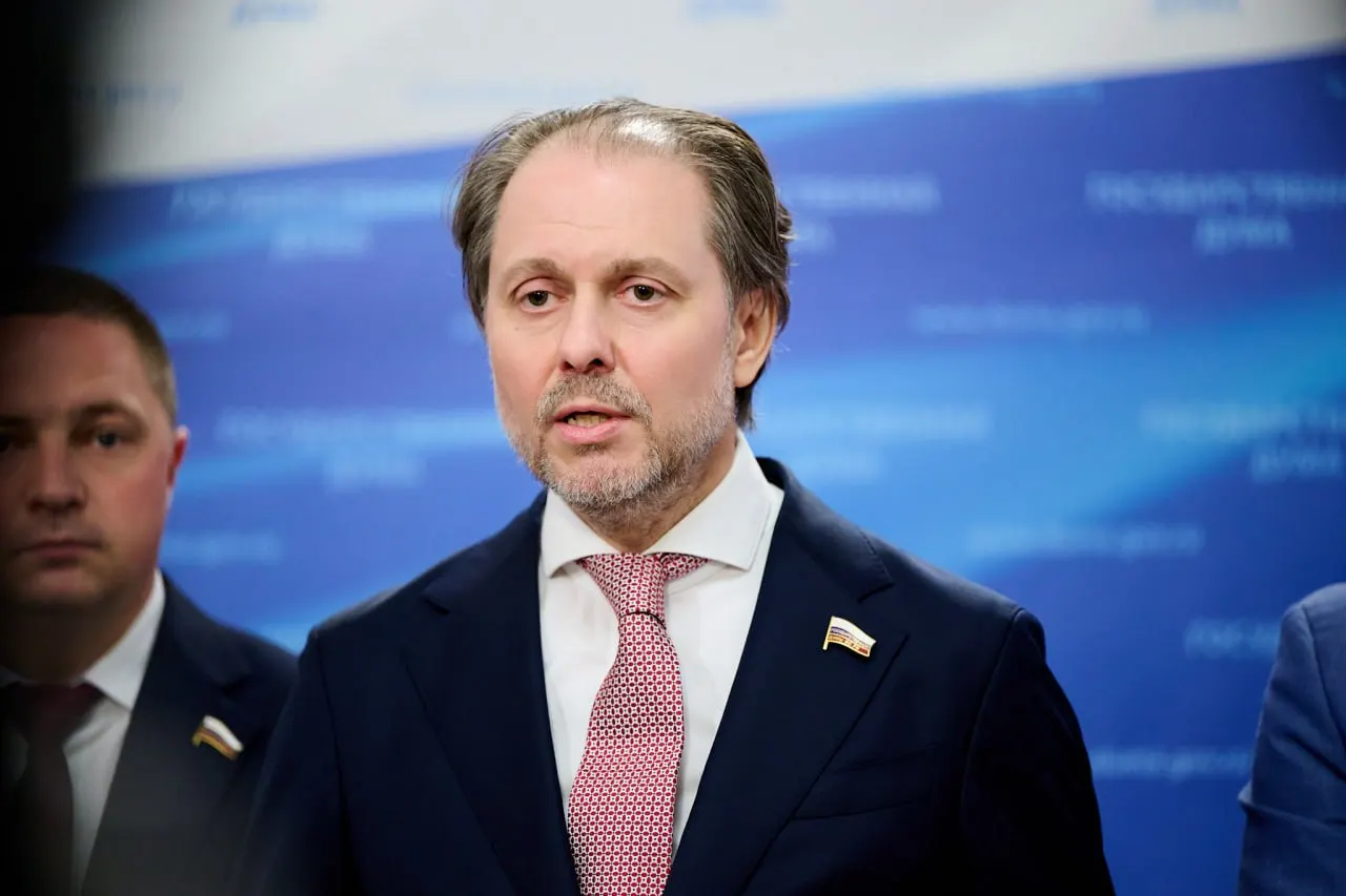 Экономист и юрист без профильного медицинского образования возглавил профильный комитет; ранее работал в правительстве Тюменской области и руководил фракцией ЛДПР.