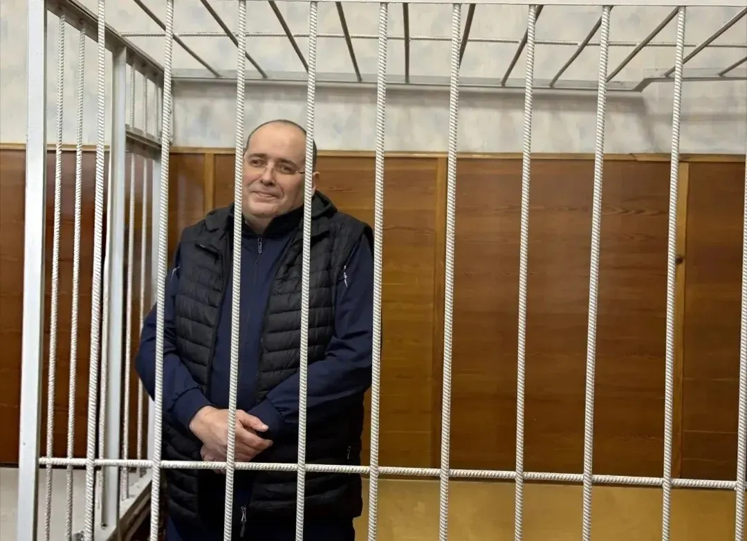 Суд вынес приговор бывшему чиновнику за крупную взятку. Общий срок — 14 лет колонии и штраф около 17 млн рублей.