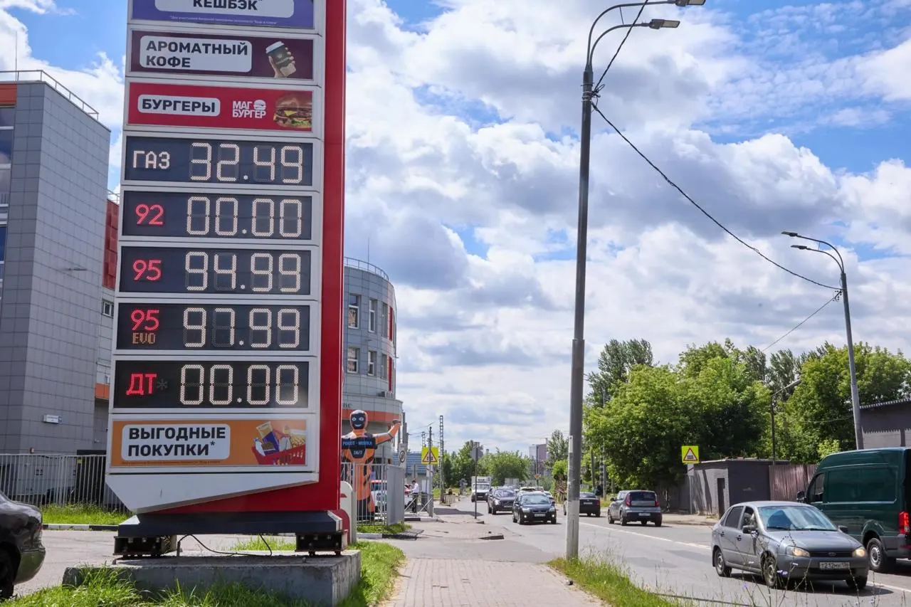 ФАС зафиксировала претензии к десяткам продавцов топлива по всей России из‑за резкого роста цен; региональные данные включая Калмыкию иллюстрируют ситуацию.