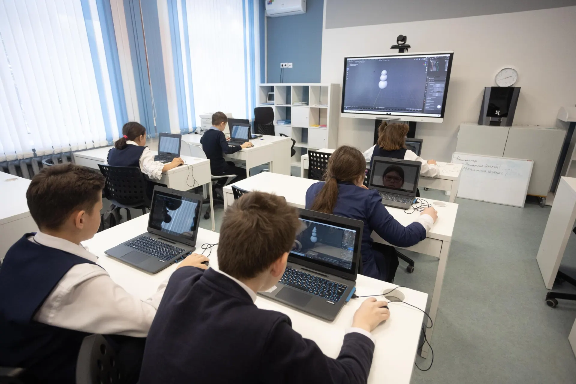 Минпросвещения озвучило планы использования искусственного интеллекта в образовании и опубликовало методические рекомендации по внедрению ИИ в учебный процесс.