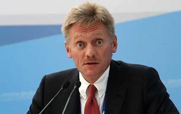 Пресс-секретарь президента заявил, что в РФ журналистам не ограничивают доступ и что Москва не вмешивается в работу СМИ; в то же время администрация США запретила доступ ряду СМИ в Белый дом.