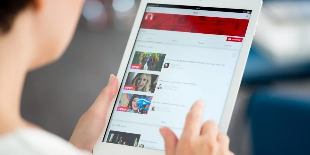 За первые шесть месяцев 2026 года видеопотребление в России выросло на 6%, YouTube стал основным драйвером роста, в то время как конкуренты уступали.