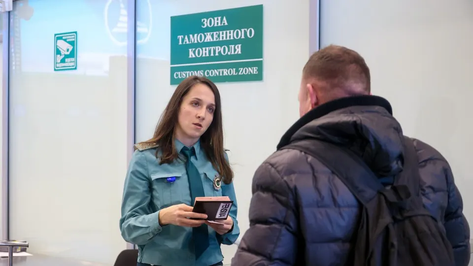 Указ ужесточает правила вывоза физического золота и денежных средств, вводит лимиты и требования к документам, а также усиление контроля за валютными операциями.