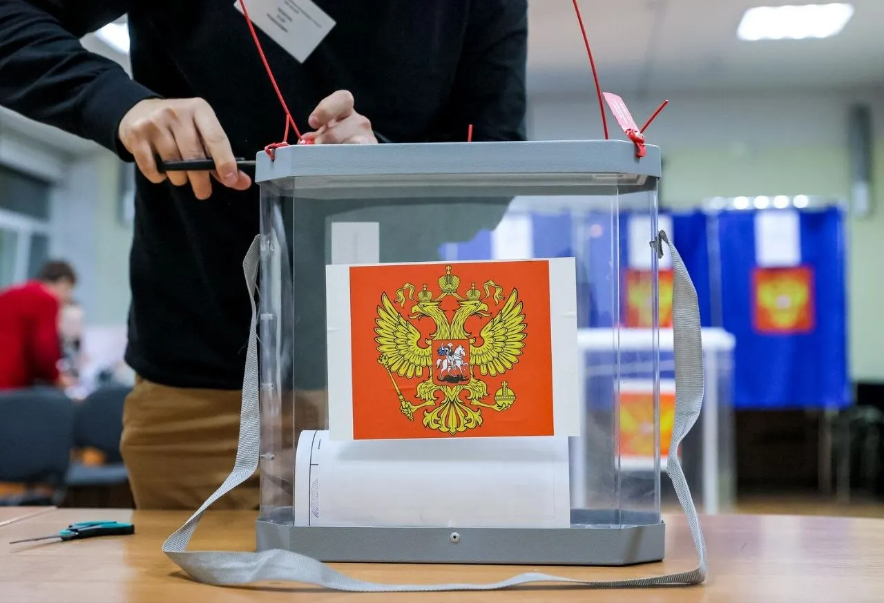 По данным опроса, «Единая Россия» лидирует с 53,5%, за ней следуют КПРФ, ЛДПР и другие; 37% опрошенных воздержались от ответа.