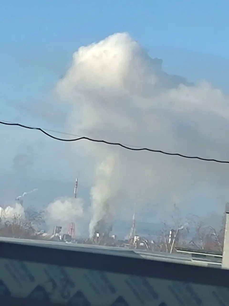 За ночь над Нижегородской областью и соседними регионами произошли атаки беспилотников: три человека госпитализированы, школы перешли на дистанционное обучение, над объектами наблюдается дым.