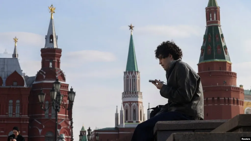 Государственный надзор предлагает законопроект об идентификации детей в социальных сетях и ограничении их онлайн-времени; рассматриваются примеры международной практики.