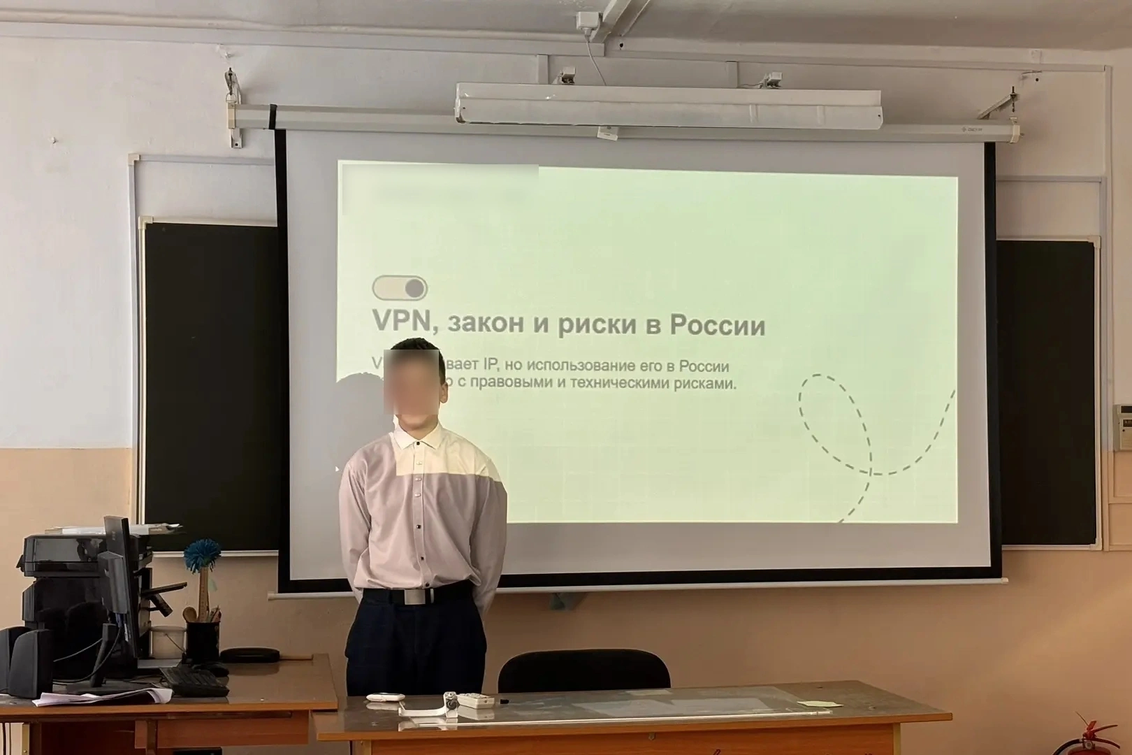 В разных регионах России школы начали массово проводить занятия и внеурочные уроки о рисках использования VPN‑сервисов, утечке персональных данных и юридических последствиях интернет-активности.