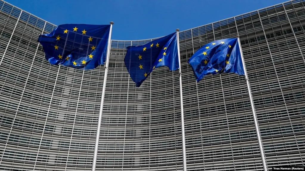 Совет ЕС расширил санкционный список, включив в него медиаплатформу Euromore и «Правфонд». В Брюсселе заявляют, что эти организации участвуют в распространении пророссийской пропаганды и подрывают доверие к европейским институтам.