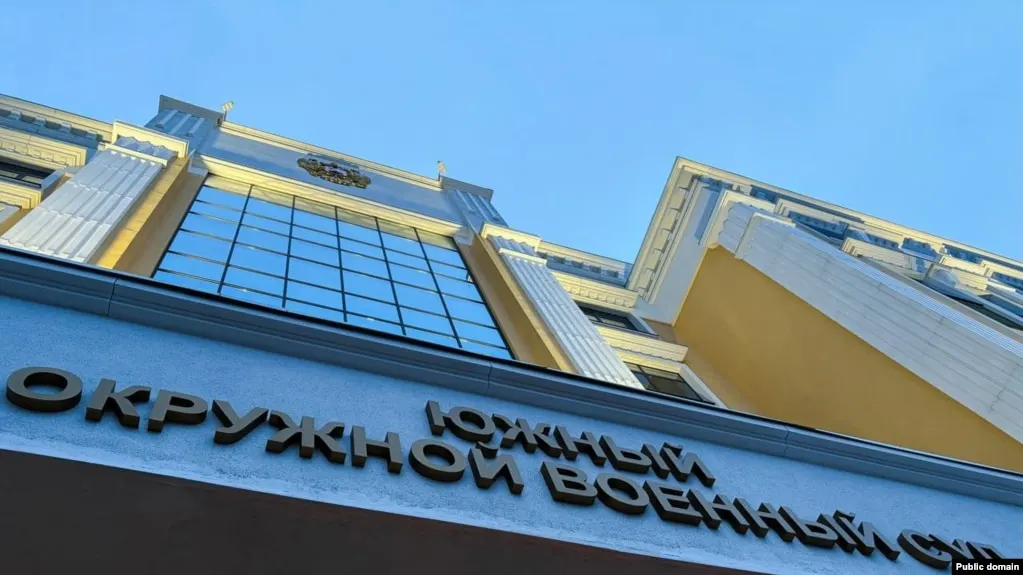 Южный окружной военный суд приговорил трёх молодых людей к срокам от восьми до 10 лет лишения свободы по делу о подготовке поджога военкоматов в Ростове-на-Дону. Осуждённые отправлены в колонию строгого режима, первые три года они проведут в тюрьме.