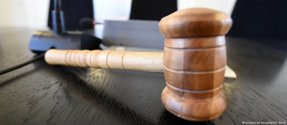 Советский районный суд Воронежа признал 24‑летнего Романа Мальцева виновным по статье о демонстрации запрещённой символики и назначил год исправительных работ с удержанием 10% заработка. Делу предшествовал рапорт сотрудника Центра «Э». Ранее Верховный суд признал «Международное движение сатанизма» экстремистским.