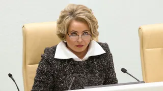 Спикер Совета Федерации Валентина Матвиенко заявила, что угрозу вымирания России можно преодолеть, если россияне перестанут концентрироваться в нескольких мегаполисах, начнут строить просторные дома по всей стране, заводить большие семьи и благоустраивать дворы. Её слова прозвучали на фоне затяжного падения рождаемости и рекордной естественной убыли населения.