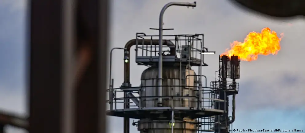 Москва планирует с мая 2026 года остановить транзит казахстанской нефти по трубопроводу «Дружба», что ставит под угрозу поставки на крупнейший НПЗ в Шведте и может вызвать рост цен и перебои в регионе.