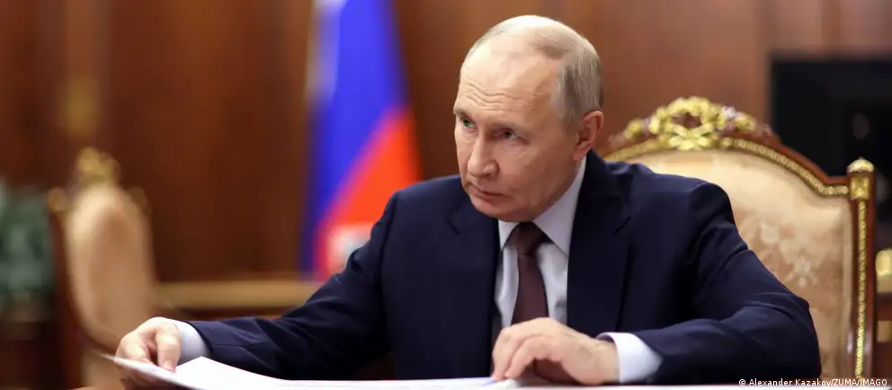 Новый закон меняет порядок проверки доходов и расходов госслужащих: из-под контроля выводятся добрачные сделки супругов и операции, совершённые до назначения на должность, а декларировать теперь нужно общий семейный доход.