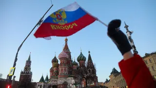 На фоне спада ВВП, падения спроса и роста налоговой нагрузки объем просроченных долгов компаний перед поставщиками и контрагентами в России вырос до 8,2 трлн рублей, что соответствует 3,8% ВВП и стало максимумом за весь период наблюдений.