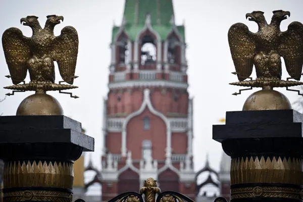 В ряде релизов на российских стриминговых площадках появились титры о сокращениях сцен в фильмах. Правообладатели отмечают объём вырезанного, платформы заявляют, что сами не редактируют контент. Это происходит на фоне новых норм о «дискредитации» традиционных ценностей.