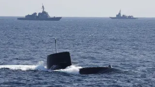 Токио радикально смягчил правила экспорта летальных вооружений, открывая путь к поставкам ракет, военных кораблей, подлодок и самолетов за рубеж. Исключительные случаи допускают экспорт и в зоны конфликтов, если это сочтут необходимым для национальной безопасности Японии.