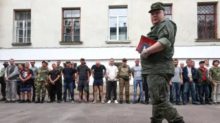 Минобороны подготовило поправки, позволяющие проверять военнослужащих на употребление алкоголя непосредственно в частях с помощью экспресс-тестов, без обязательной доставки в медучреждение.