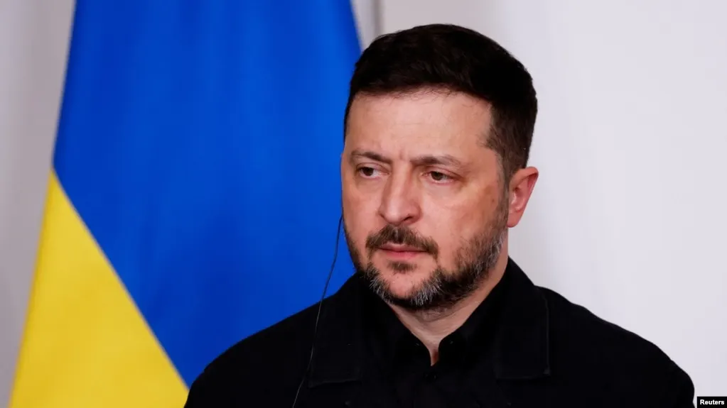 Президент Украины выразил сомнение в предложении о прекращении огня на период празднования Дня Победы: по его мнению, это может быть нужно для обеспечения парада на несколько часов, после чего боевые действия возобновятся. Он поддерживает только те инициативы, которые защищают мирных и способствуют обмену пленными.