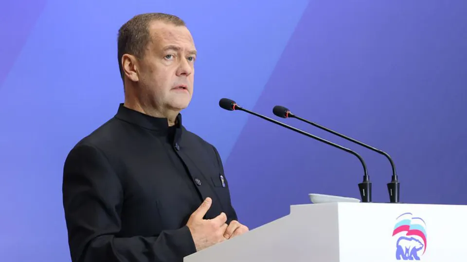 Заместитель председателя Совбеза Дмитрий Медведев предупредил о реальной возможности ядерного апокалипсиса и связал это с окончанием действия СНВ‑III и ростом напряжённости в мире. Москва готова к диалогу, но на новых условиях.