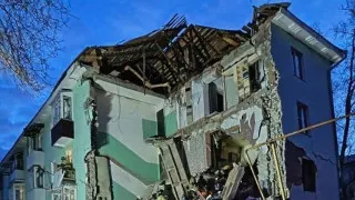 В Сызрани один из украинских беспилотников попал в жилую многоэтажку, частично обрушился подъезд, из-под завалов спасены люди. При налете также пострадал еще один дом, а полеты дронов за ночь зафиксировали сразу над несколькими регионами России.