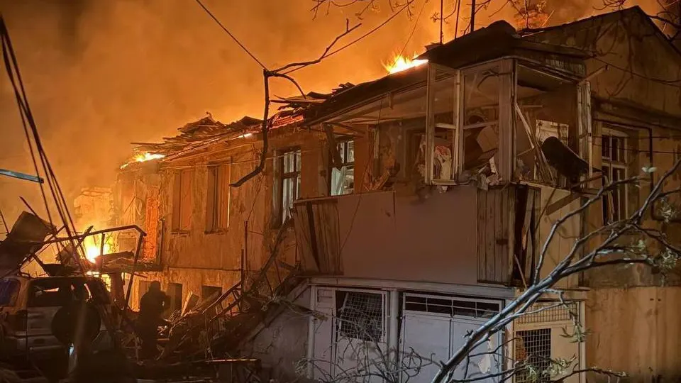 В ночь на 24 апреля российские беспилотники нанесли массированный удар по Одессе: повреждены жилые дома, есть погибшие и раненые, десятки жителей эвакуированы. Атака стала продолжением серии недавних ударов по Днепру, Сумам и другим украинским городам.
