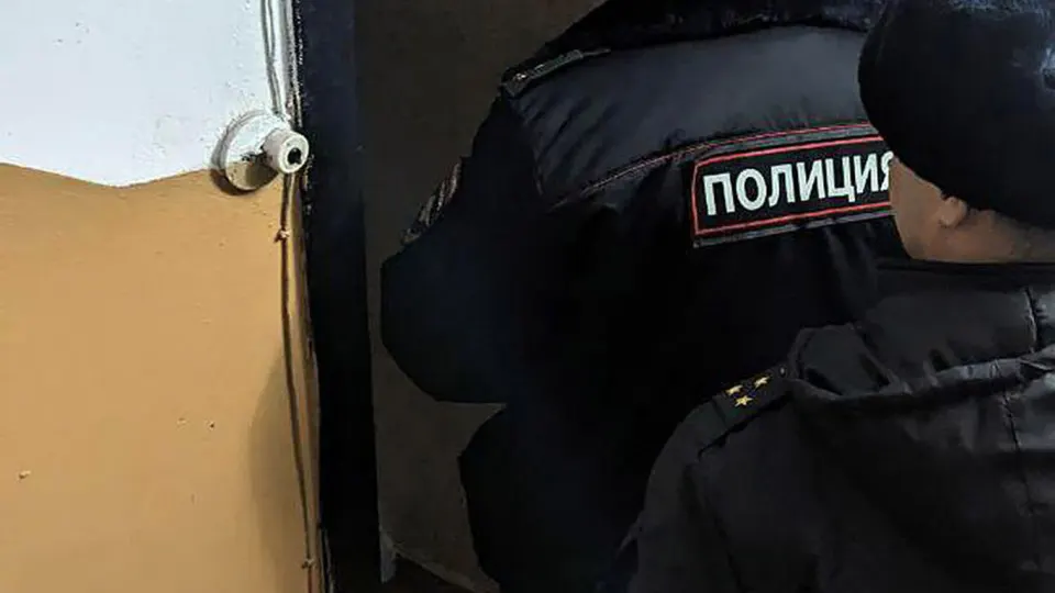 Двух молодых людей, оставивших на дверях квартир сотрудников Роскомнадзора молотки со следами коричневой жидкости, задержали. По делу возбуждено уголовное производство о хулиганстве. Инцидент произошёл на фоне масштабной блокировки Telegram в России и резкого роста скачиваний VPN.