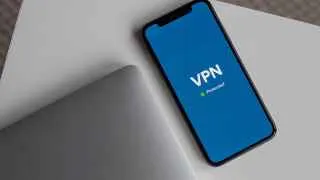 Игроки рынка VPN предупреждают: в ближайшие дни оплата популярных сервисов с российских банковских карт может быть ограничена, а дата-центры обяжут отключать серверы, дающие доступ к заблокированным ресурсам.