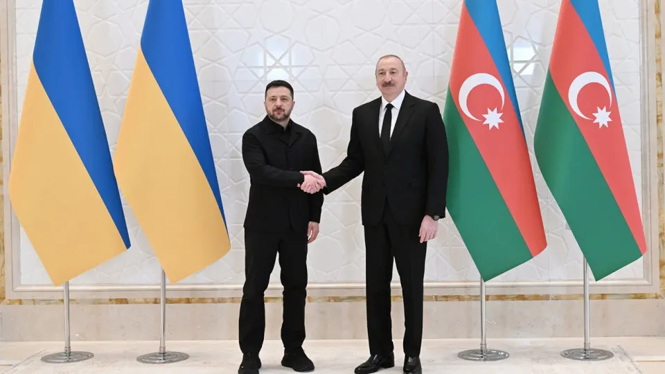 Ильхам Алиев заявил о неизменной поддержке территориальной целостности Украины и объявил о перспективах совместного военно‑технического сотрудничества с Киевом; по итогам встречи в Габале подписано шесть двусторонних документов, включая соглашения в сфере ОПК и энергетики.