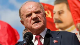 Лидер КПРФ Геннадий Зюганов заявил в Госдуме, что провал экономики может привести к повторению событий 1917 года, и посетовал, что власти обратили внимание на обращение блогера к президенту, тогда как аналогичные предложения коммунистов игнорируются.
