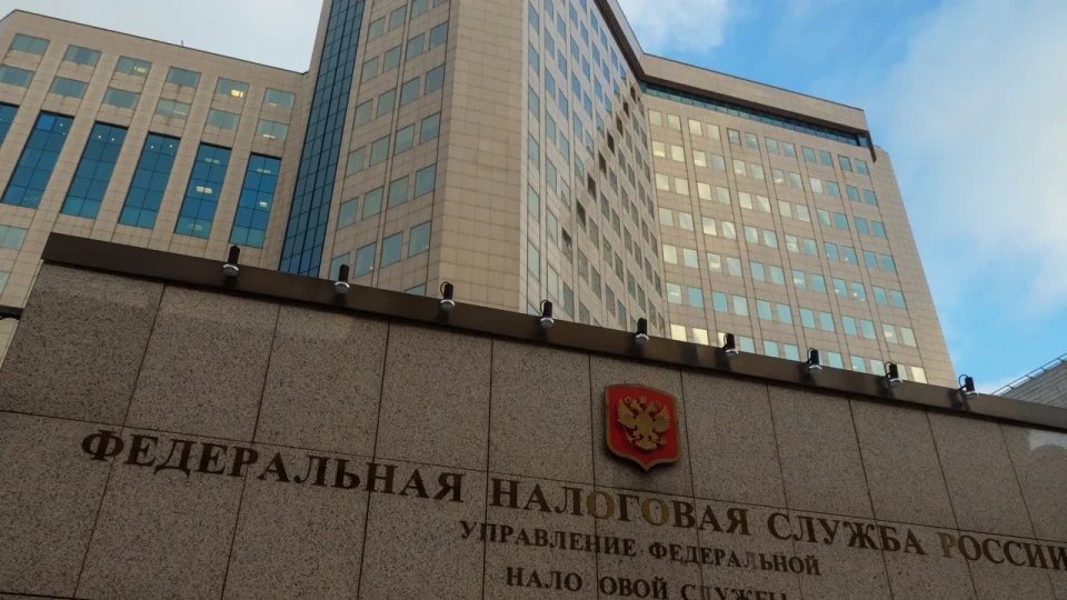 Налоговые органы активнее проверяют перерегистрации ИП, которые предприниматели используют для «обнуления» лимитов по НДС или смены режима. На фоне роста дефицита бюджета и колебаний нефтяных доходов давление на малый бизнес усиливается.