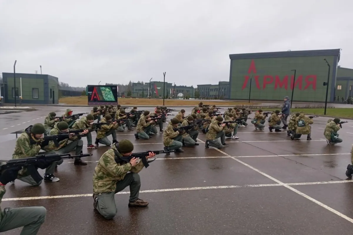 За последние пять лет на создание и функционирование детско‑юношеских центров для обязательных военных сборов школьников направлено минимум 50 млрд рублей. В планах — расширение сети подобных площадок по всей стране.