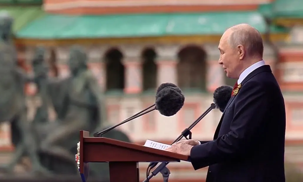 В Москве на Красной площади проходит выступление президента Владимира Путина. Мероприятие привлекло внимание прохожих и служб безопасности.
