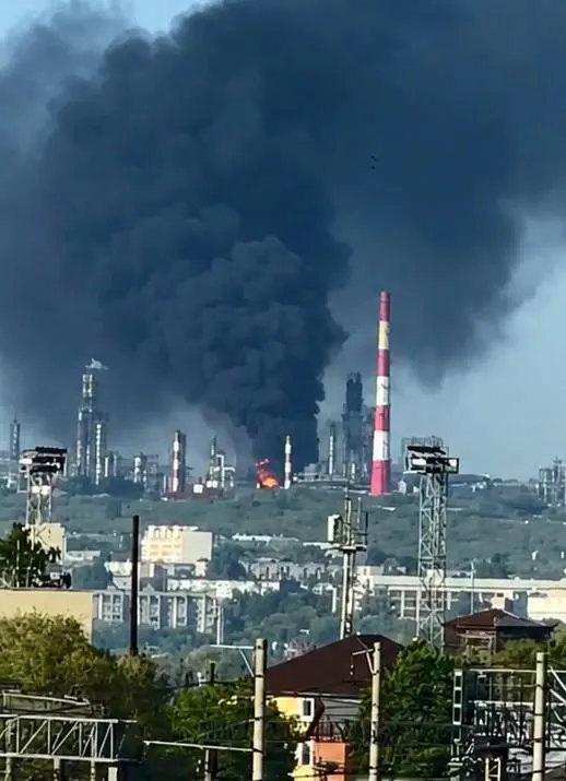 Ночью беспилотники атаковали Сызрань и районы Белгородской области. Власти подтверждают погибших и пострадавших, над промзоной в Сызрани поднимается чёрный дым — сведения уточняются.
