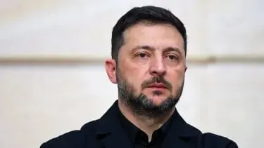 Президент Украины Владимир Зеленский сообщил, что российские силы продолжают боевые действия вопреки перемирию: за сутки — свыше 150 штурмовых действий, более сотни обстрелов и почти 10 тысяч ударов дронов-камикадзе.