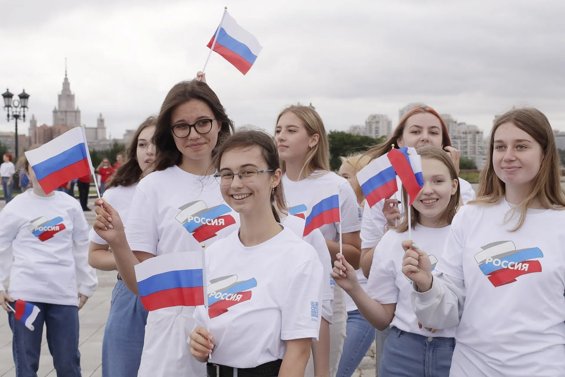 Бюджет нового федерального проекта по патриотическому воспитанию молодежи вырастет до сотен миллиардов рублей, но эксперты критикуют методики учёта — они завышают охваты и не измеряют реальные установки граждан.