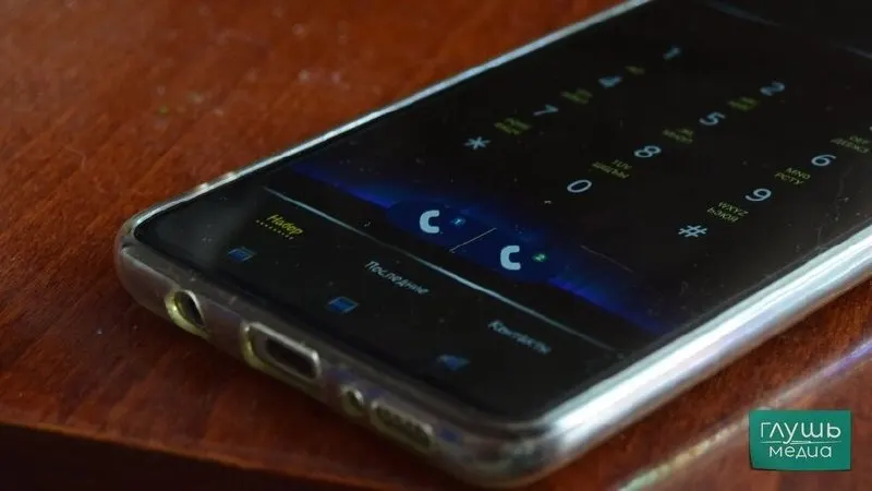 Спикер Госдумы Вячеслав Володин распорядился сдавать мобильные телефоны при входе в зал заседаний. Такое решение принято после телефонного разговора депутата Елены Драпеко во время выступления Владимира Васильева.