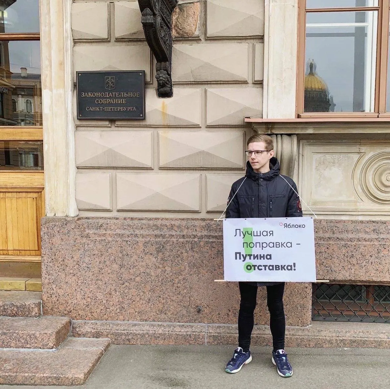 Вадим Ваганов сообщил, что его объявили в федеральный розыск; уголовная статья пока не уточнена. Ранее на него составили административные протоколы — штрафы по закону об «иностранных агентах» и за «ЛГБТ‑пропаганду». Минюст внёс его в реестр «иностранных агентов» в ноябре 2024 года.
