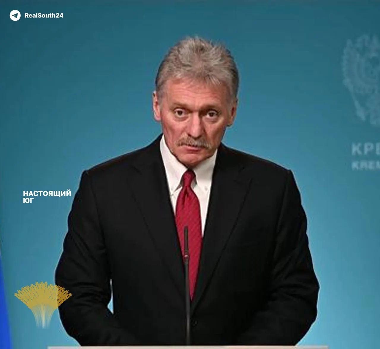 Кремль утверждает, что обеспечение топливом страны не под угрозой, несмотря на вывод из строя примерно четверти мощностей НПЗ после серии атак и пожаров. Правительство продлило запрет на экспорт бензина до конца июля, а отраслевые эксперты отмечают локальные перебои и расширяющуюся географию повреждений.