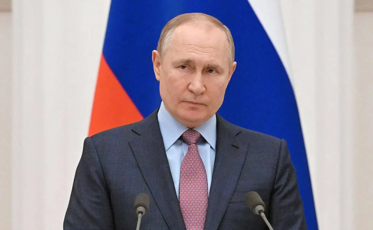 Президент заявил, что искусственный интеллект уже начинает заменять сотрудников начального уровня, и вытеснение низкоквалифицированных кадров — необратимый процесс.