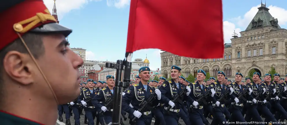 В ряде городов парады отменены или проведут в урезанном формате — на Красной площади не выйдет военная техника. Эксперты связывают это с соображениями безопасности и логистики; для властей сохранение ритуалов важно как показатель «нормальности».