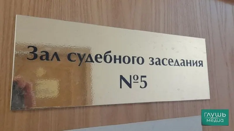 Верховный суд РФ предлагает снизить квалификационные требования к секретарям судебных заседаний: допускать на эти должности студентов юридических факультетов, поскольку для работы не требуются глубокие юридические знания, а вакансии остаются невостребованными из‑за высокой нагрузки и низких зарплат.