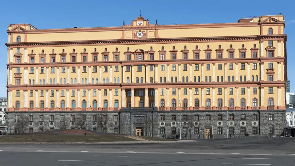Руководитель погранслужбы ФСБ обвинил Финляндию и Эстонию в нарушении договоров о границе, заявил о росте провокаций и ограничениях на пересечение границы, а также констатировал усиление военной активности на западных рубежах России.