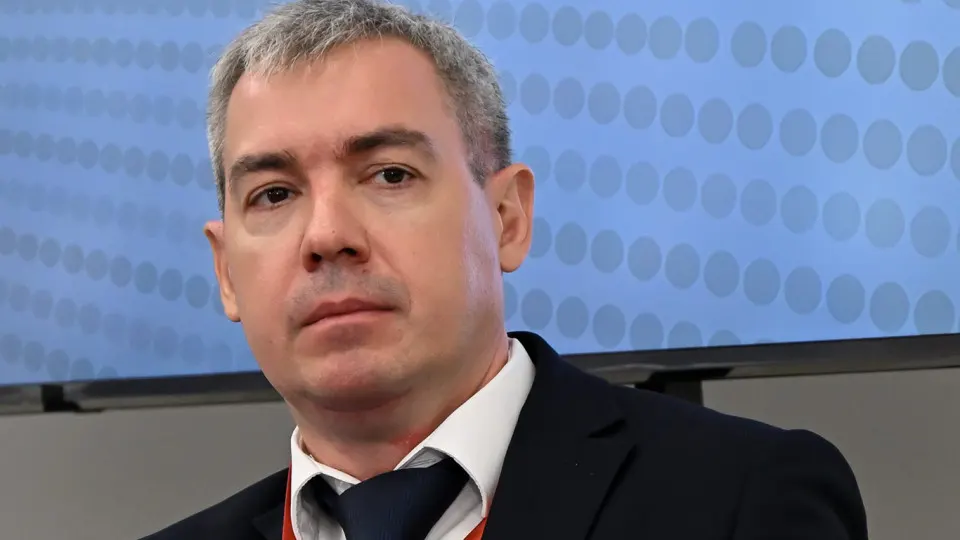 После передачи части контроля над интернетом ФСБ несколько заместителей министра цифрового развития могут уйти в отставку; планируется перераспределение функций департамента информационной безопасности и возможное сокращение штата до ~15%.