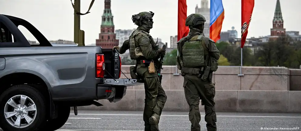 Власти отменили приглашения иностранным журналистам на торжества на Красной площади; парад пройдёт в сокращённом формате из‑за соображений безопасности.