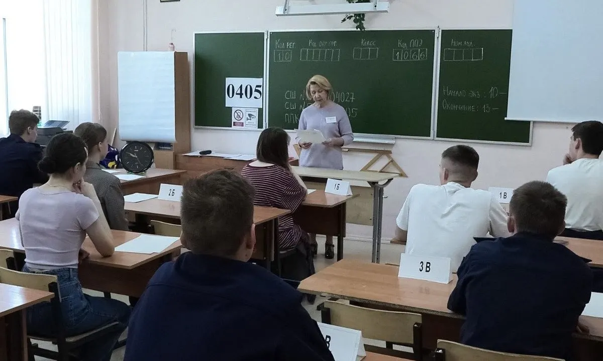 Рособрнадзор в новых методических рекомендациях запрещает досмотры участников ЕГЭ и прикосновения к их вещам; при срабатывании металлоискателя экзаменуемого просят добровольно показать или сдать предмет.