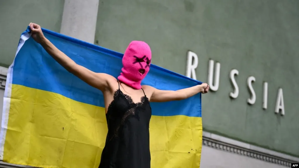 Росфинмониторинг обновил перечень, добавив в него панк‑сообщество Pussy Riot. Ранее группа была признана экстремистской, а часть участниц заочно приговорили к длительным срокам.