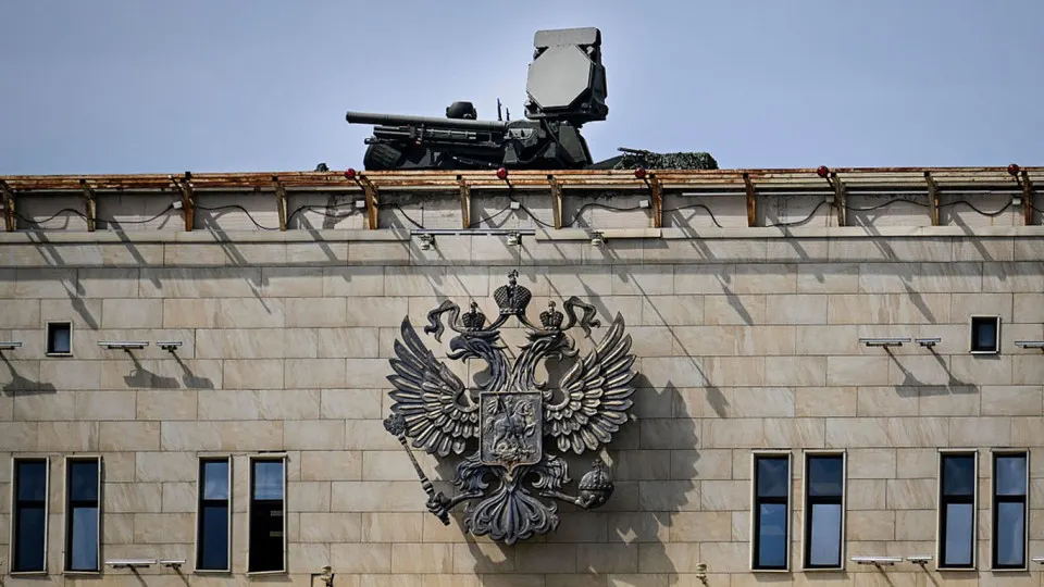 Переброска средств ПВО к столице в преддверии парада 9 мая ослабила защиту других регионов. Командующий украинскими беспилотниками Роберт Бровди заявил, что удары, вероятно, будут наноситься по энергетике и периферийным военным объектам, а не по усилённой Москве.