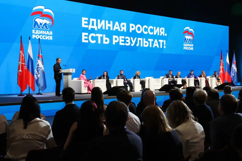 Политблок администрации президента рекомендовал лояльным изданиям избегать слова «запрет», заменять его нейтральными формулировками и подчёркивать позитивные инициативы единороссов — формально это объясняют необходимостью снизить негативный фон перед выборами.