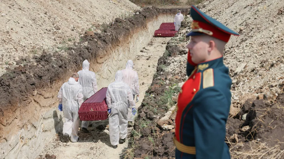 Анализ поимённых списков, реестров наследственных дел и судебной статистики показывает, что к концу 2025 года число погибших российских военнослужащих оценивалось минимум в 352 тысячи человек; в расчёт включены как записи ЗАГС, так и судебные признания погибшими.