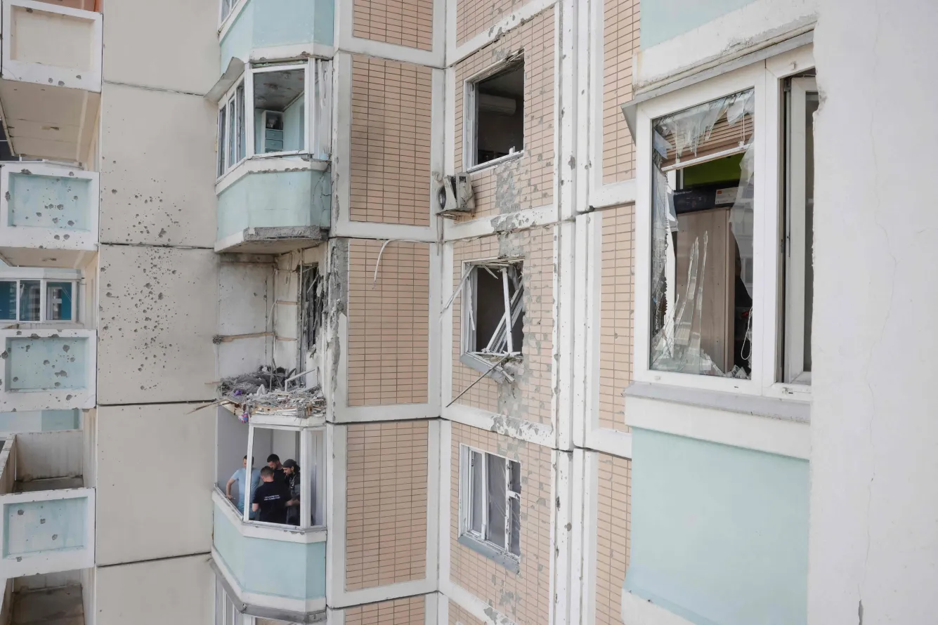 Жители Москвы, Подмосковья, Перми, Ростова-на-Дону и других регионов рассказывают, как ночные налёты, сработавшая ПВО и отключения связи повлияли на чувство безопасности, отношение к войне и планы на будущее.